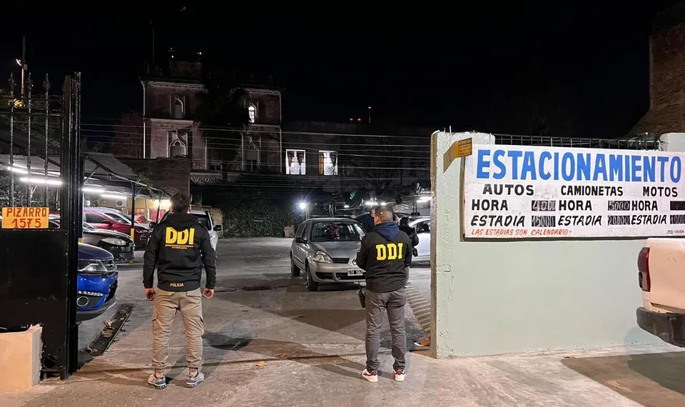 La increíble y cinematográfica estafa del estacionamiento: copiaban tus llaves y desvalijaban tu casa