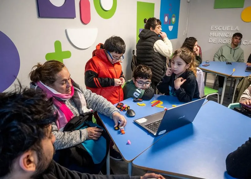 Escuela de Robótica: entrega de  certificados del primer cuatrimestre