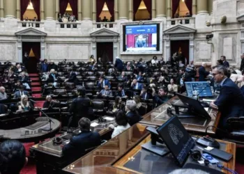 En una sesión con escándalo, la oposición avanzó con proyectos que complican al Gobierno