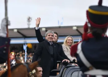 «No llegan a fin de mes»: la encuesta que preocupa a Milei y Caputo en un año electoral