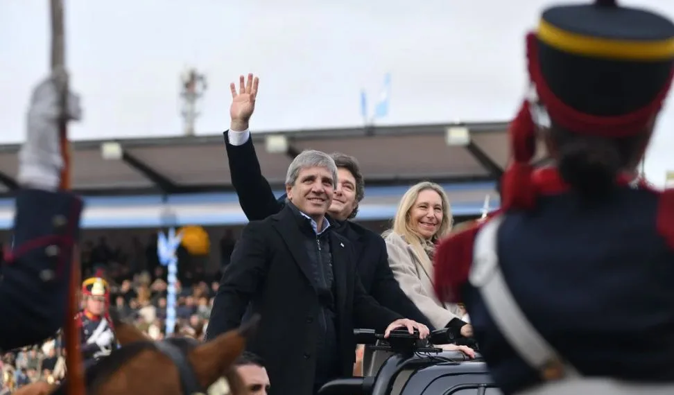 «No llegan a fin de mes»: la encuesta que preocupa a Milei y Caputo en un año electoral