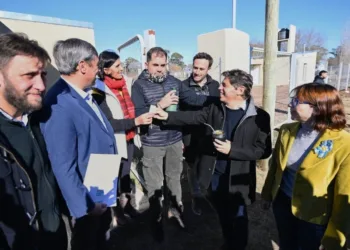 Kicillof entregó viviendas y escrituras a familias de Henderson