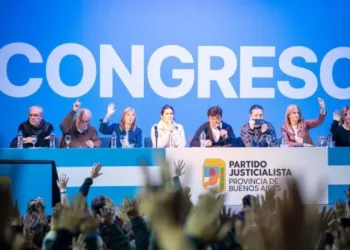 El peronismo marcha a una alianza incómoda, mientras los libertarios engullen al PRO
