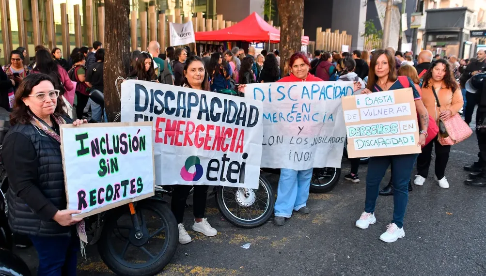 Organismos de personas con discapacidad se concentran en el Congreso por la Ley de emergencia