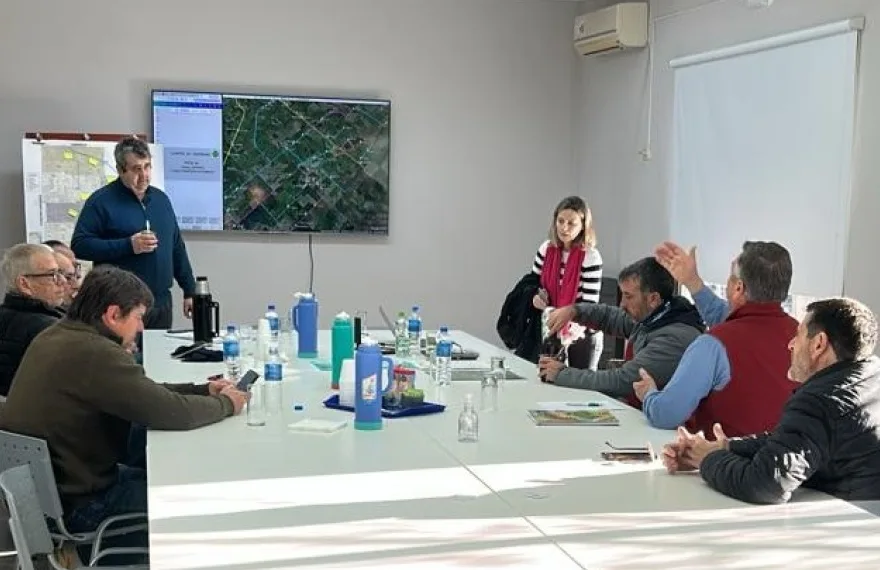 Productores y municipio avanzan por el estado de los caminos y canales en Nueve de Julio