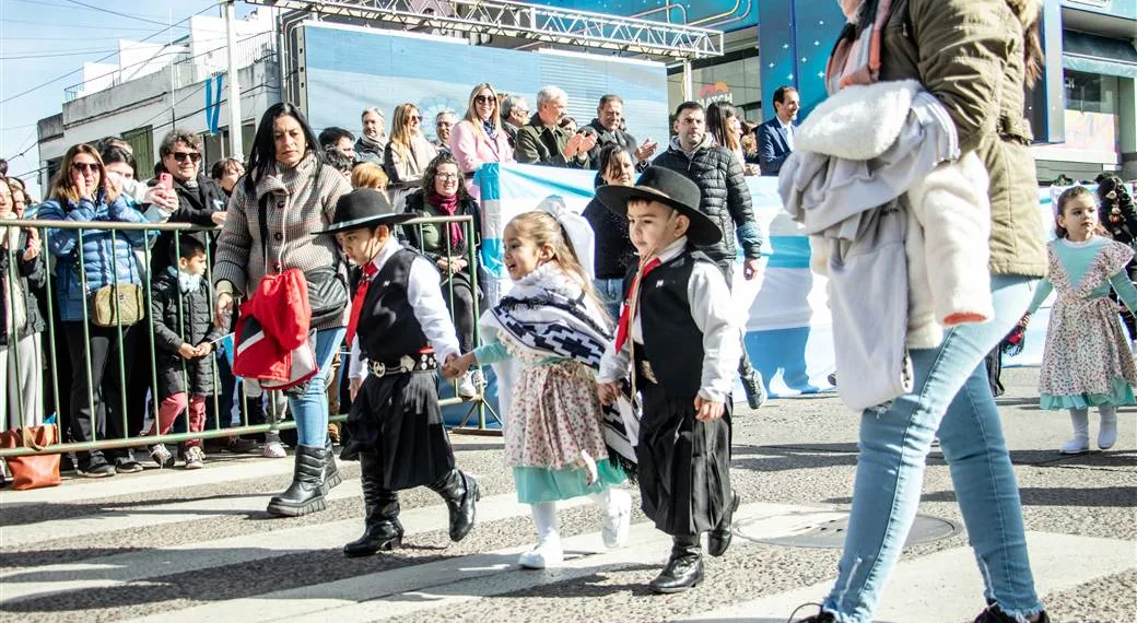 Extienden convocatoria a escuelas, clubes e instituciones a participar del desfile patrio