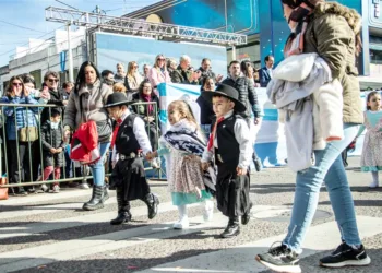 Extienden convocatoria a escuelas, clubes  e instituciones a participar del desfile patrio
