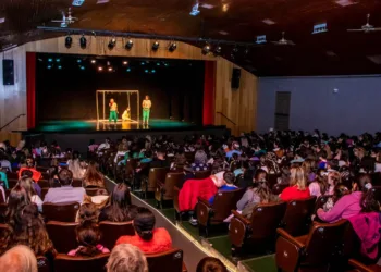 Niños y familias disfrutan de actividades en vacaciones de invierno