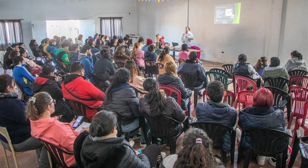 Unos 70 vecinos del barrio Ricardo Rojas se capacitaron sobre manipulación segura de alimentos