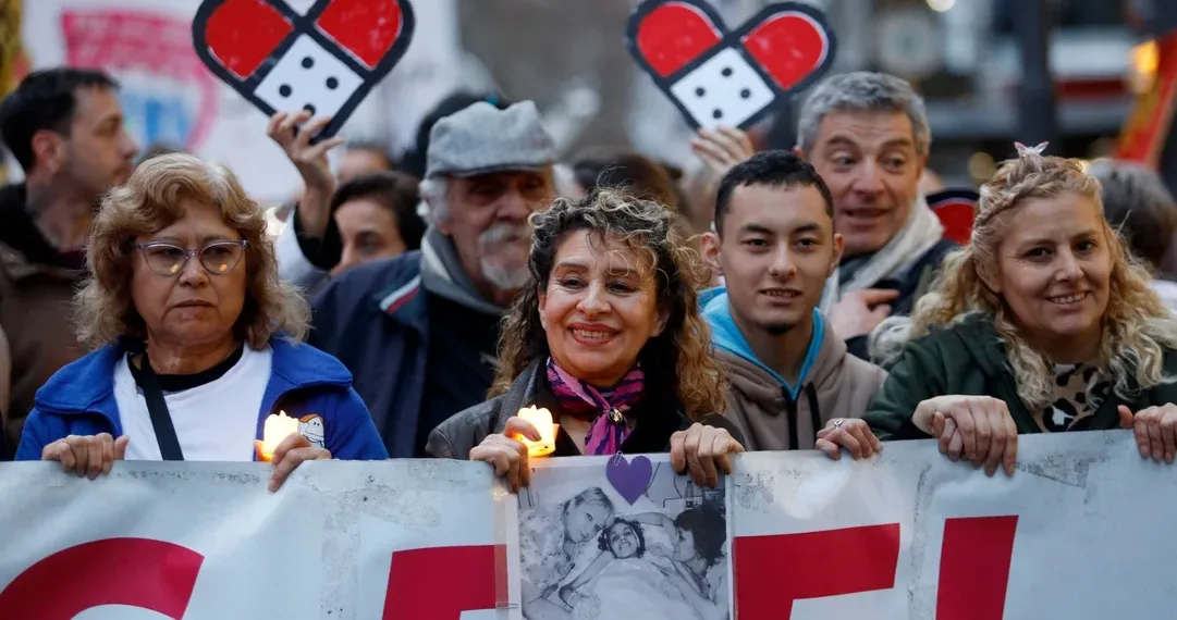 Trabajadores del Garrahan volvieron a reclamar con una «Caminata de las Velas» al Obelisco