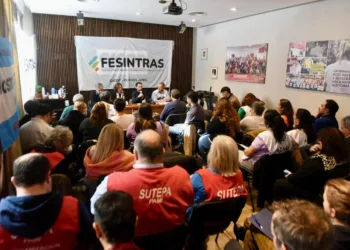 Trabajadores de la salud  paran y marchan  en defensa del sistema sanitario y las residencias