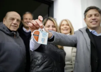 Kicillof y Magario entregaron 110 viviendas a familias de Berazategui