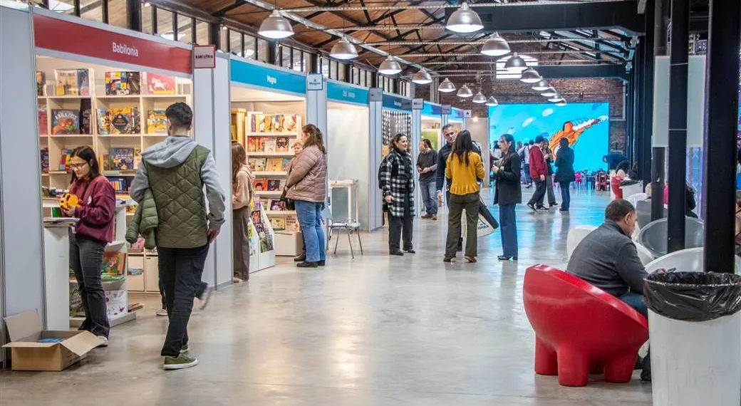 Familias disfrutan de la XXI Feria del Libro: el cronograma para hoy
