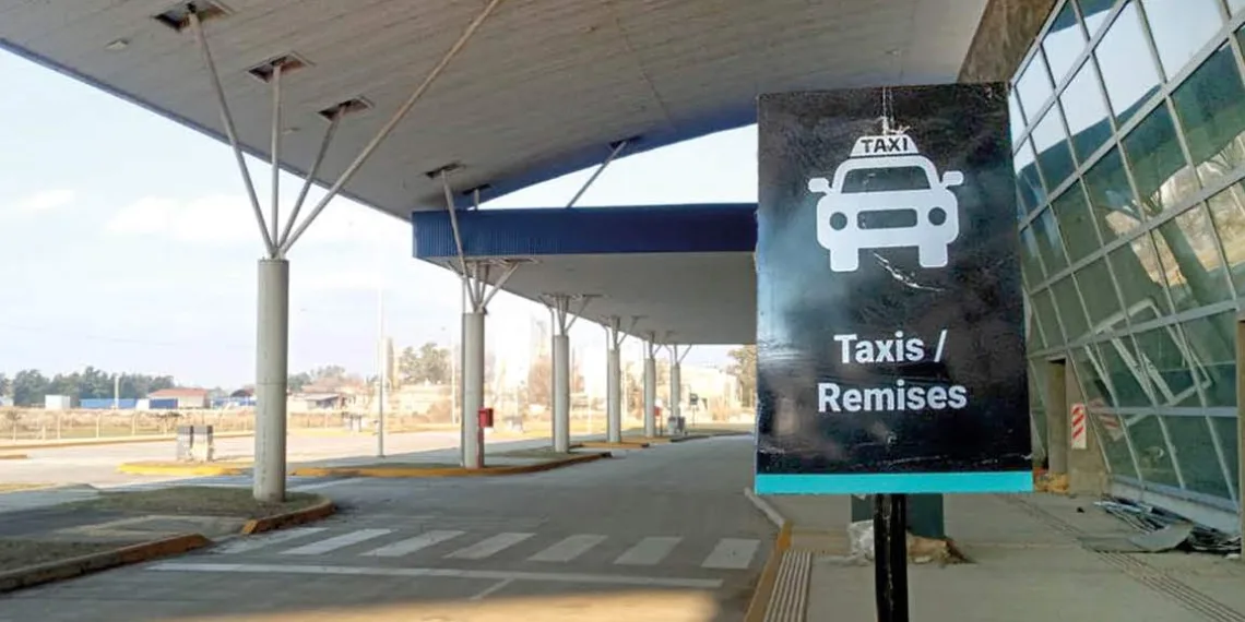 Taxistas, conformes y expectantes tras  la inauguración de la nueva terminal
