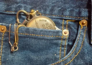 Qué es y para qué sirve el bolsillo relojero en los jeans: Historia y usos actuales