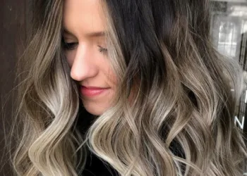 El sencillo truco que usan los especialistas para aclarar y nutrir el pelo