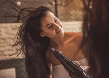 Estas son las importantes razones por las que no se debe dormir con el pelo mojado