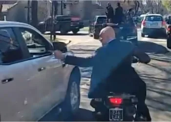 Le tiraron piedrazos a la caravana de Javier Milei en Lomas de Zamora y José Luis Espert se escapó en moto
