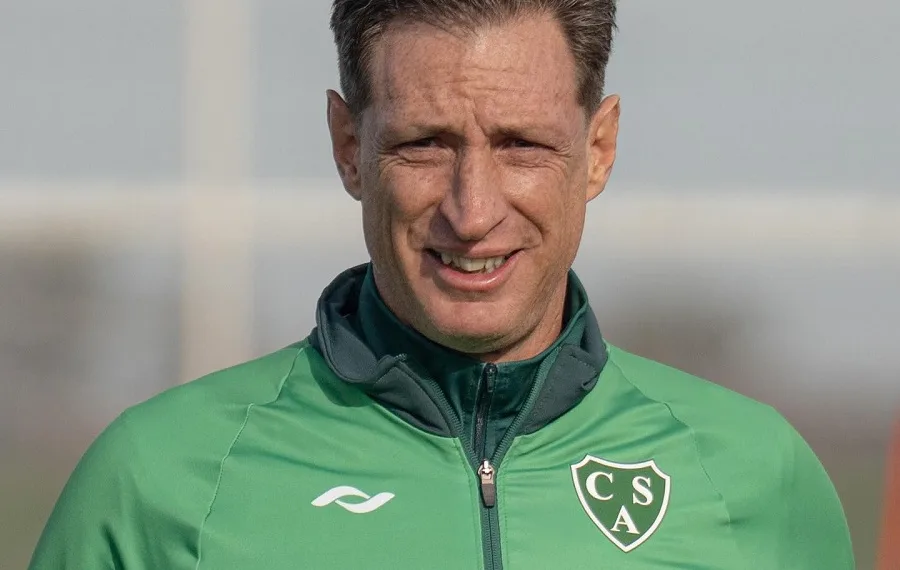 Sarmiento oficializó la salida de Sanguinetti y la llegada de Sava