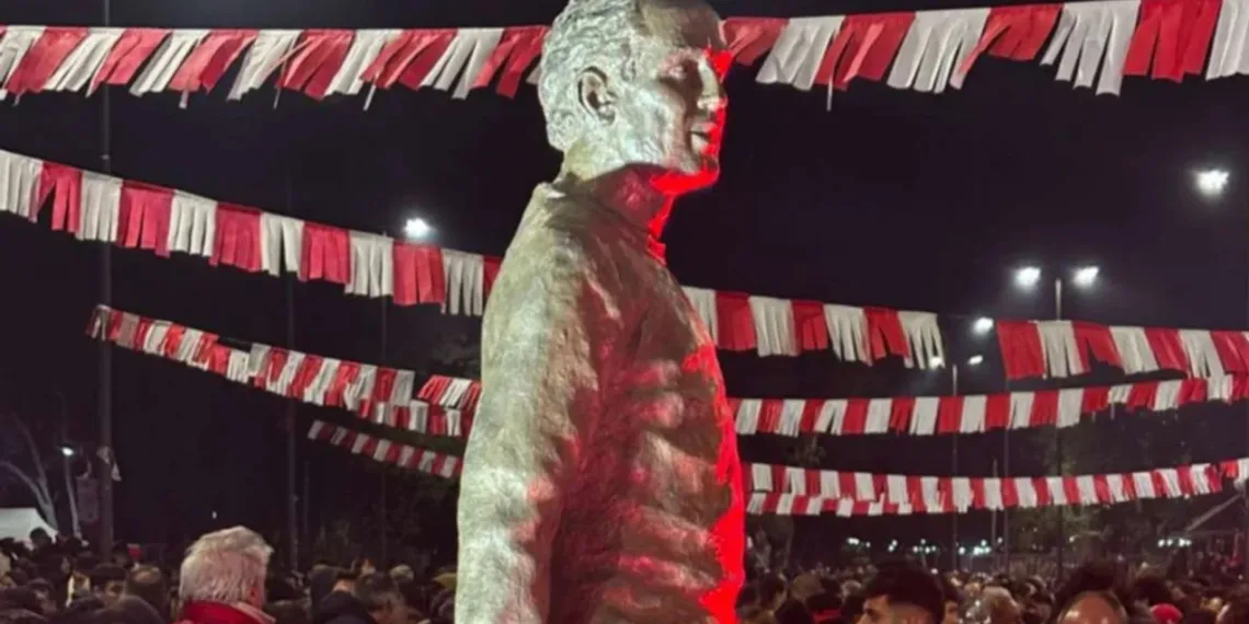 Estudiantes de La Plata inauguró la estatua del juninense Osvaldo Zubeldía