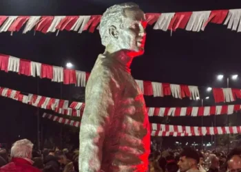 Estudiantes de  La Plata inauguró la estatua del juninense Osvaldo Zubeldía