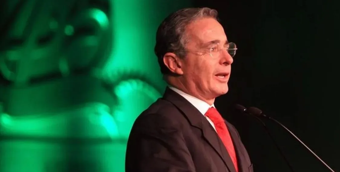 Colombia: el expresidente Uribe fue condenado a 12 años de prisión domiciliaria por fraude y soborno