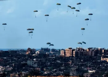 Cinco países lanzan paquetes de ayuda desde el aire en Gaza mientras se agrava la hambruna