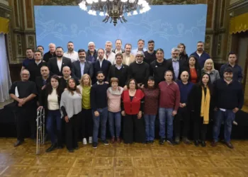 Axel Kicillof recibió a sus representantes y apuntó a Javier Milei