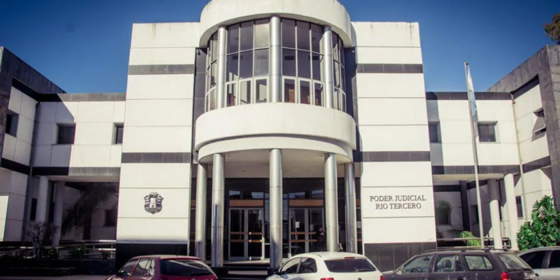 Una mujer va a juicio acusada de matar a su padre: denunció que era abusada desde su infancia