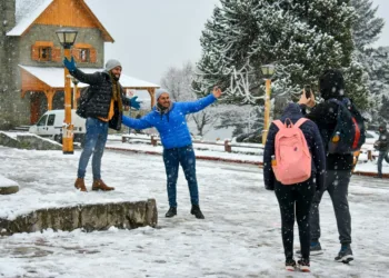 Vacaciones de invierno 2025: cayeron los viajes y el gasto de turistas por el país