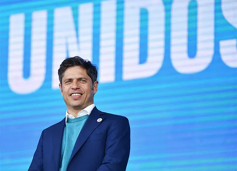 Axel Kicillof es el político con mejor imagen, según una encuesta post escándalo de las coimas