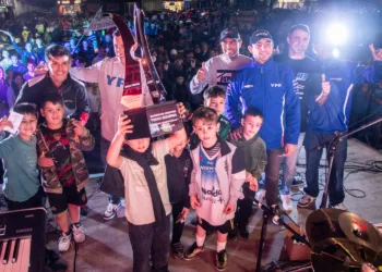 Cientos de vecinos disfrutaron de la previa de la carrera con una exhibición en la Fuente del Milenio