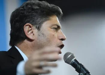 Un periodista ultra libertario volvió a difundir una fake contra Kicillof y el gobernador apuntó a Milei