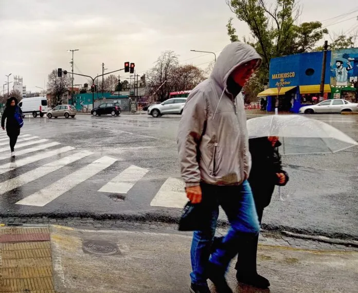 Alertas amarilla y naranja para el norte y centro bonaerense por fuertes lluvias y ráfagas de viento