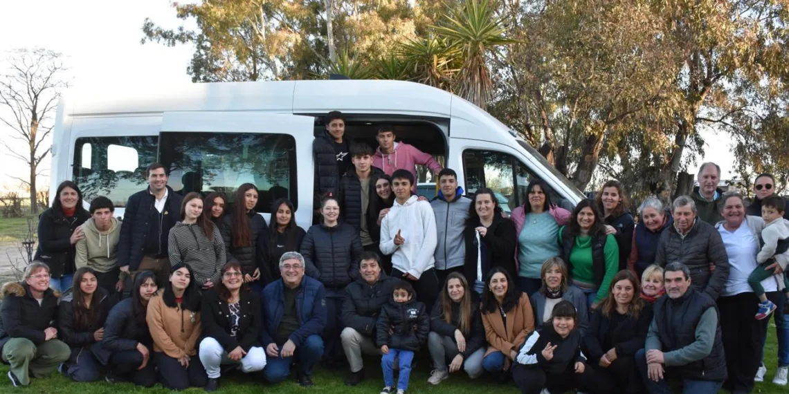 Entrega de un nuevo minibús para garantizar el arraigo de estudiantes rurales