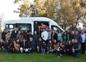 Entrega de un nuevo minibús para garantizar el arraigo de estudiantes rurales