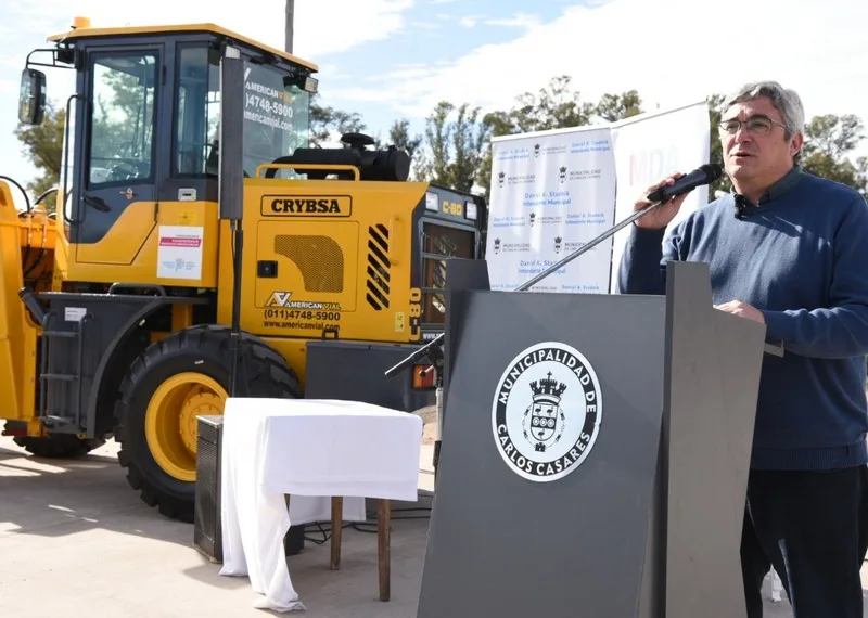 Carlos Casares: entrega de maquinaria en el marco del Plan Estratégico de Mejora de Caminos Rurales