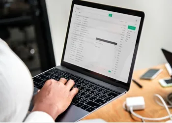 Automatización inteligente y contenido generado por IA en Email Marketing