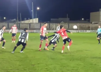 Rivadavia de Lincoln rescató un empate y quedó como único líder