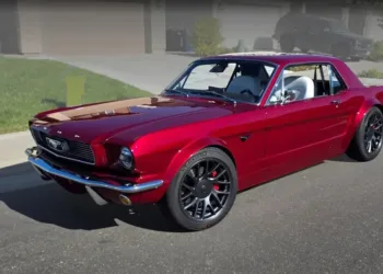 Convierten un Mustang de 1966 en un auto eléctrico con alma de Tesla Model 3