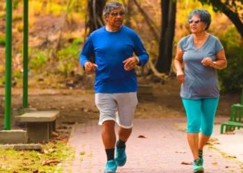 El ejercicio ideal para los mayores de 60 años que ayuda a dormir mejor