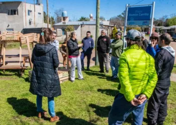 Entrega de cestos de residuos a vecinos de Ramón Carrillo
