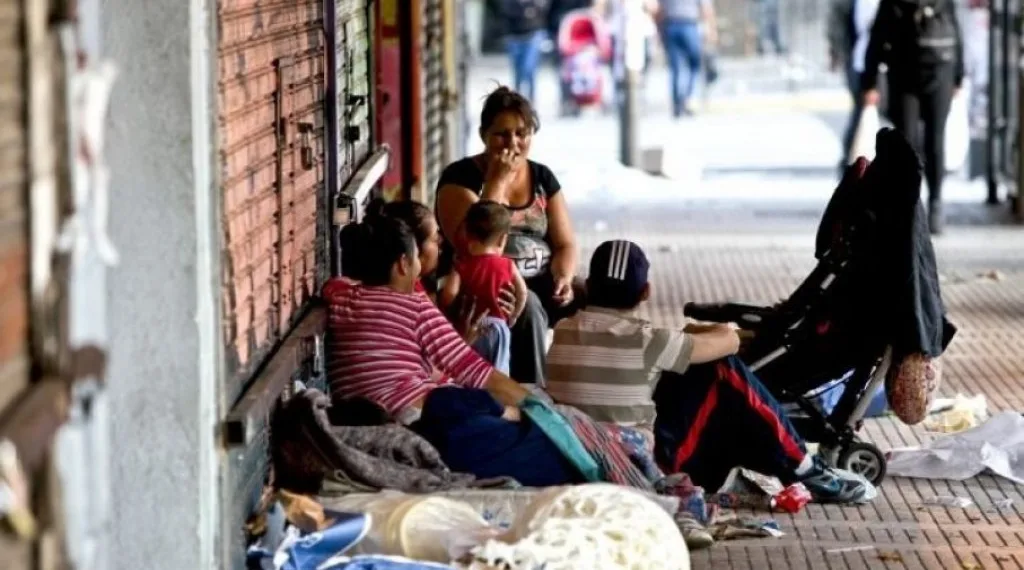 La pobreza cayó al 31,6% en el primer semestre 2025