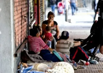 La pobreza cayó al 31,6% en el primer semestre 2025