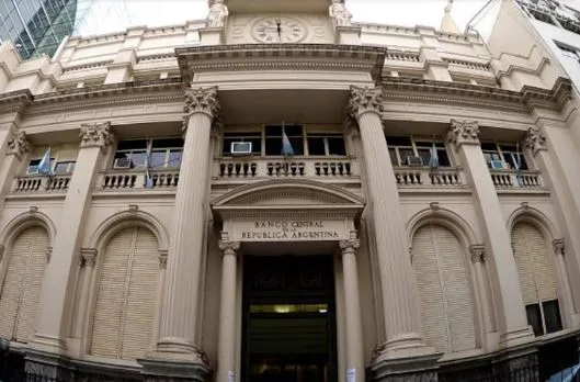 El Banco Central tuvo que vender US$379 millones para contener la disparada del dólar