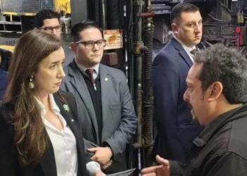 Tenso momento de Victoria Villarruel en una fábrica de neumáticos