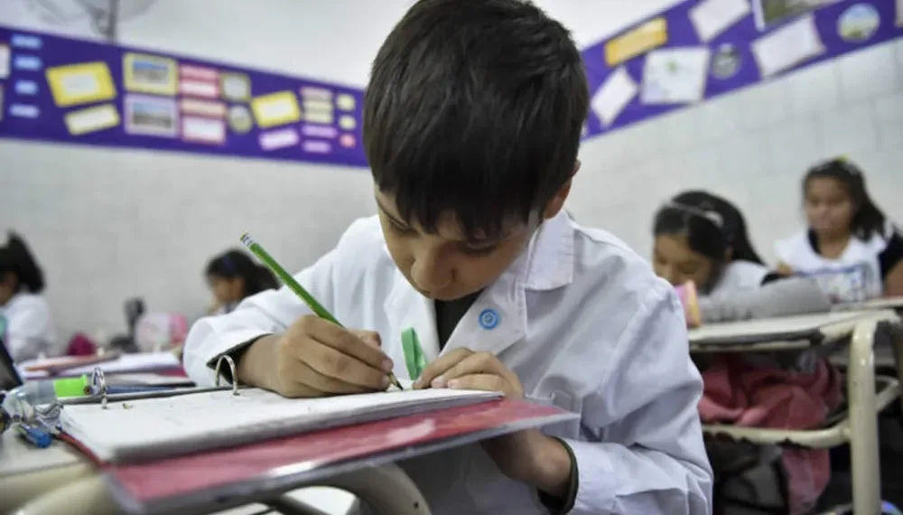 Sólo 1 de cada 10 alumnos termina la secundaria en tiempo y forma