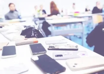 Pantallas en escuelas primarias: la Provincia aprobó una ley que regula su uso