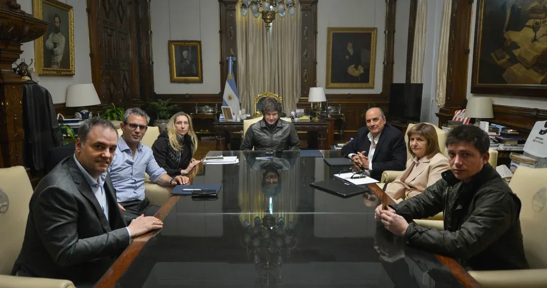 Javier Milei encabeza una nueva reunión con colaboradores cercanos y se prepara para grabar la Cadena Nacional