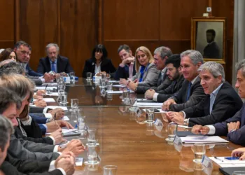 Tras el revés electoral, Luis Caputo pidió elegir «entre esto, o el comunismo en 2027»